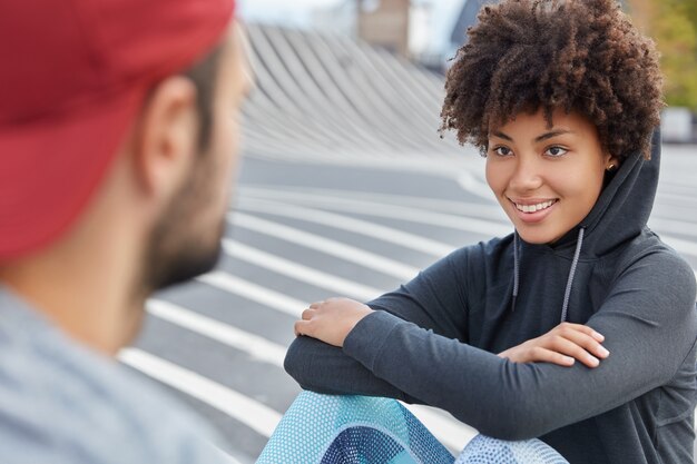 Frohe angenehm aussehende Frau mit Afro-Frisur