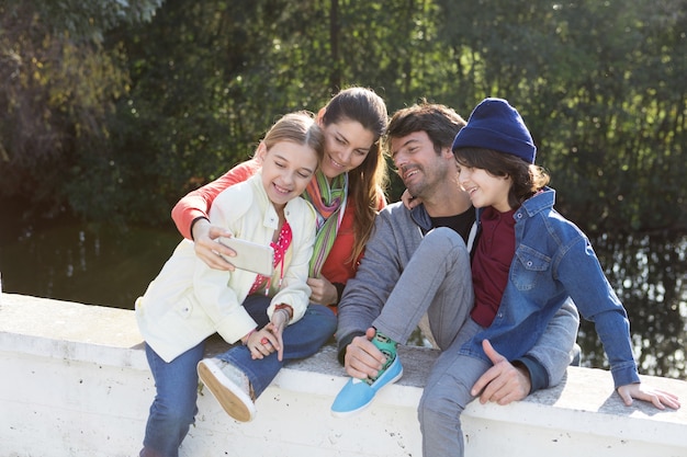 Kostenloses Foto frohe familie nehmen selfie