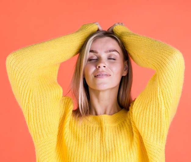 Frohe Frau, die im Studio aufwirft