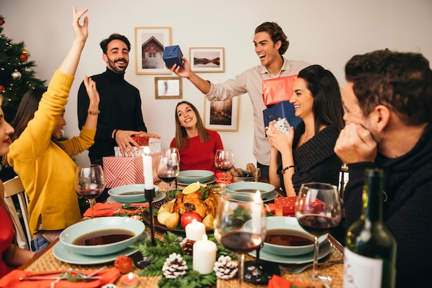 Kostenloses Foto frohe freunde beim weihnachtsessen