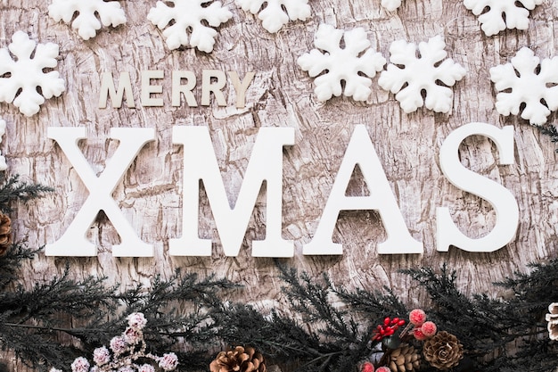 Frohe Weihnachten Inschrift mit Schneeflocken