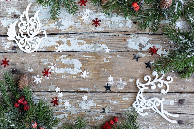 Frohe Weihnachten und frohe Feiertage Grußkarte, Rahmen, Fahne. Neujahr. Frohes Neues Jahr Karte mit Schnee auf hölzernem Hintergrund. Winterweihnachtsfeiertagsthema. Flach liegen. Speicherplatz kopieren