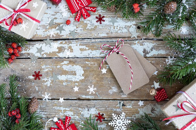 Frohe Weihnachten und frohe Feiertage Grußkarte, Rahmen, Fahne. Neujahr. Frohes Neues Jahr Karte mit Schnee auf hölzernem Hintergrund. Winterweihnachtsfeiertagsthema. Flach liegen. Speicherplatz kopieren