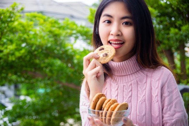 Frohes nettes Jugendholdingplätzchen zu Hause