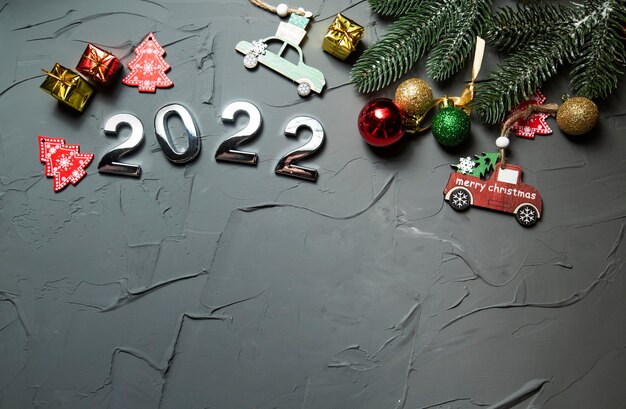 Dekorationen Weihnachten 2022 Frohes neues jahr 2022 weihnachtsschmuck und zweige auf grauem