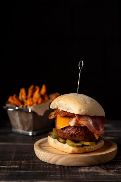 Front Voew Sheeseburger und Süßkartoffel Pommes