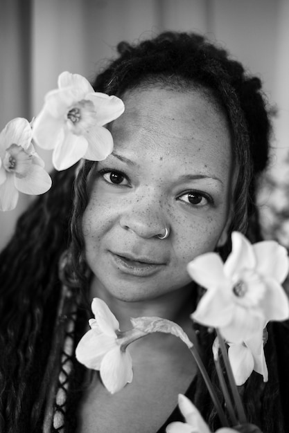 Frontansicht authentische Frau posiert mit Blumen