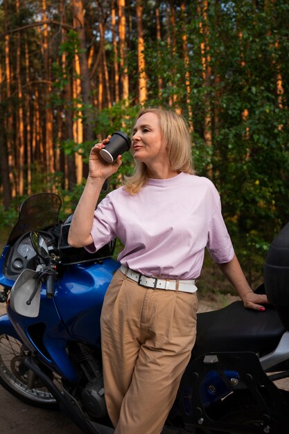 Frontansicht coole alte Frau mit Motorrad