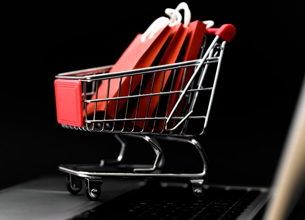 Frontansicht des Cyber Monday Einkaufswagens mit Taschen