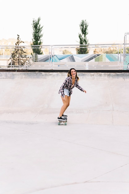 Frontansicht des Skatermädchens