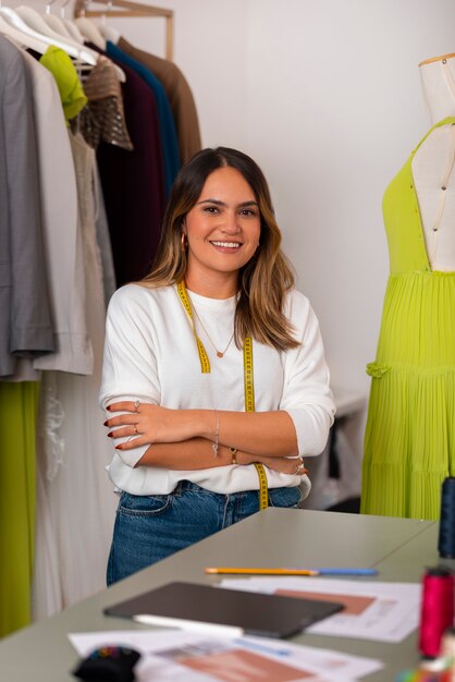 Frontansicht einer brasilianischen Frau, die als Bekleidungsdesignerin arbeitet