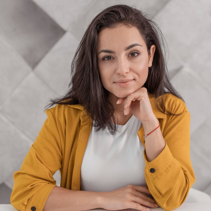 Kostenlose Foto frontansicht einer schönen schwangeren frau zu hause