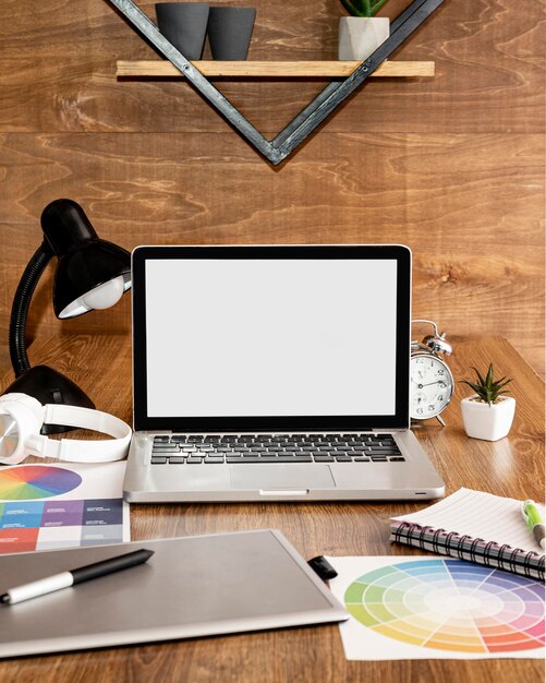 Frontansicht eines Laptops im Büro mit Lampe und Notebook
