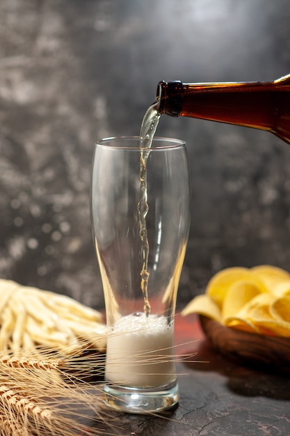 Frontansicht Flasche Bär, die in das Glas auf hellem Schreibtisch gießt