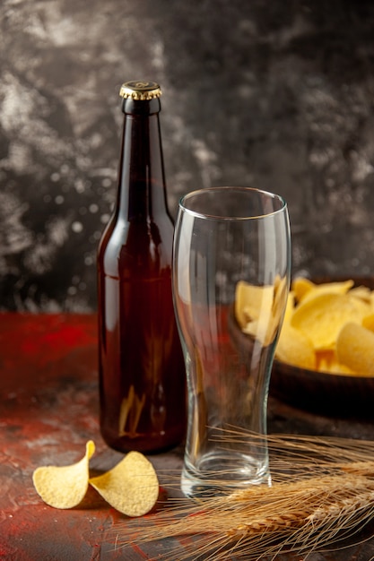 Frontansicht Flasche Bär mit Cips auf dunklem Hintergrund