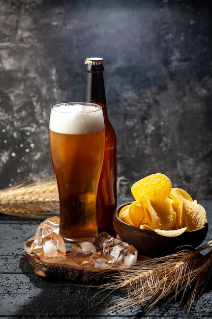 Frontansicht Flasche Bär mit Glas voller Bär auf dunklem Hintergrund