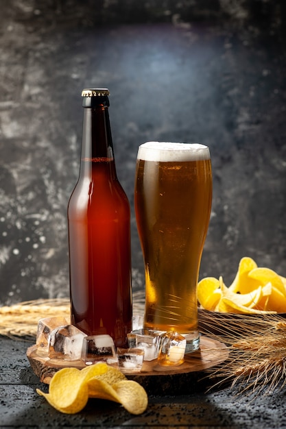 Frontansicht Flasche Bär mit Glas voller Bär auf hellem Hintergrund