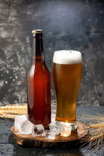 Frontansicht Flasche Bär mit Glas voller Bär auf hellem Hintergrund