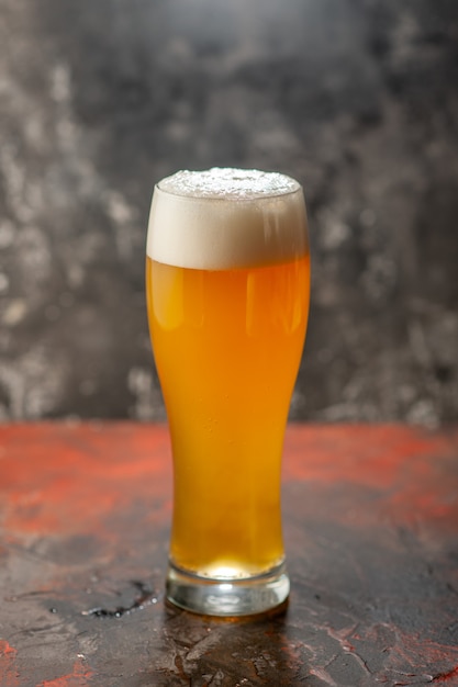 Kostenloses Foto frontansicht glas bär auf dem leichten snack wein foto getränk farbe alkohol