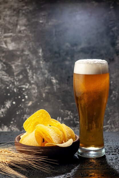 Frontansicht Glas Bär mit Cips auf dunklem Foto Alkoholgetränk Farbe Wein Snack