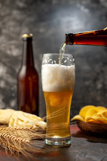 Frontansicht Glas Bär mit Cips und Käse auf hellem Schreibtisch Weinfoto Alkoholgetränk Snack Farbe