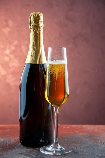 Frontansicht Glas Champagner mit Flasche auf leichtem Getränk Alkohol Foto Farbe Champagner Neujahr