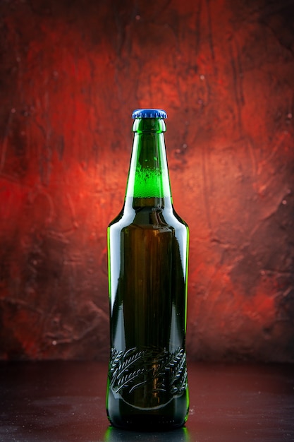 Frontansicht grüne Bierflasche