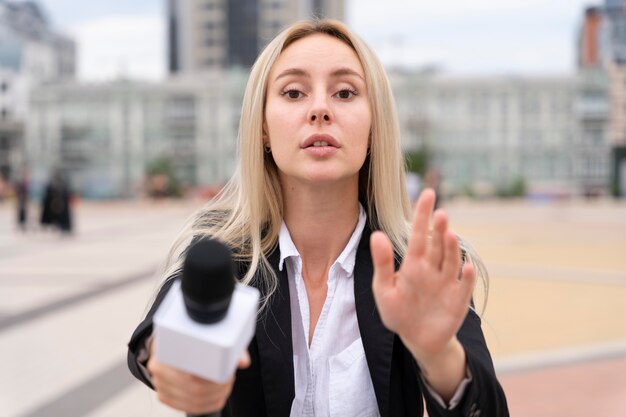 Frontansicht-Journalist mit Mikrofon