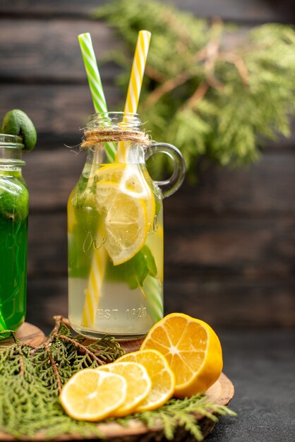 Frontansicht Limonade mit Feijoa und Zitrone auf Holzbrett geschnittenen Zitronen auf der Oberfläche