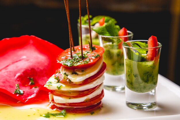 Frontansicht Salat Laune mit Pesto in drei Schüssen auf einem Teller serviert