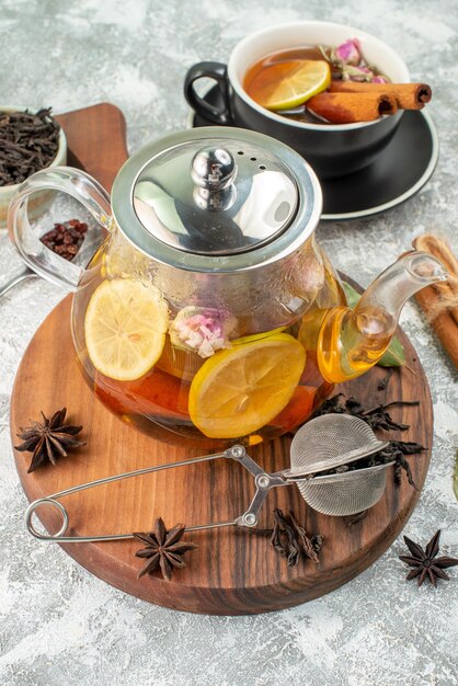 Frontansicht Wasserkocher mit Tee Zitronentee auf hellem Hintergrund Geschmack Farbe Morgenessen Fruchtzeremonie Blume