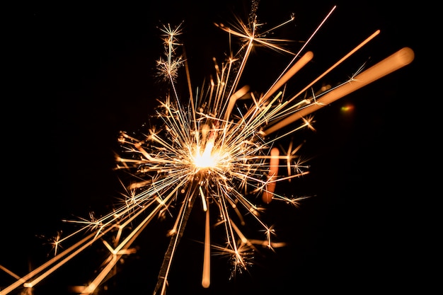 Kostenloses Foto froschperspektive neujahrstag mit feuerwerk