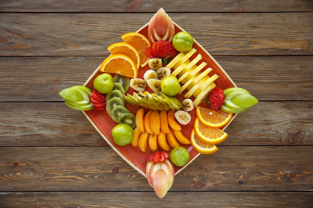 Kostenloses Foto frucht schneidet platte mit apfel, orange, erdbeere