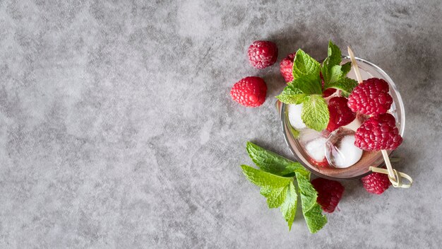 Fruchtbarer Cocktail mit alkoholischen Getränken