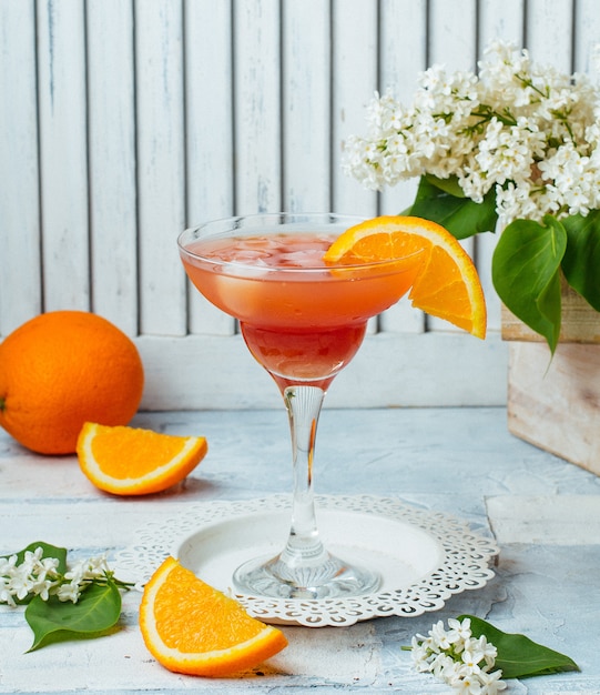 Kostenloses Foto fruchtcocktail mit orangenscheibe