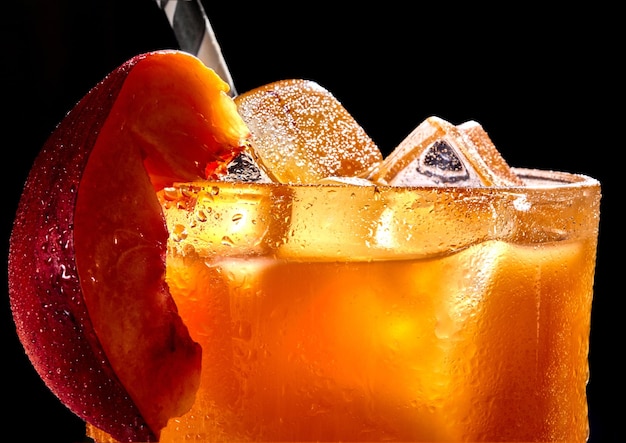 Fruchtgesunder Cocktail aus Mangosaft und Eis auf schwarzem Hintergrund. Stillleben. Platz kopieren