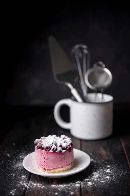 Fruchtkuchen auf Platte mit Schale Küchengeräten