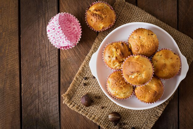 Fruchtmuffins mit Muskatnuss und Piment auf einem Holztisch