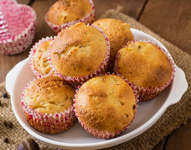 Fruchtmuffins mit Muskatnuss und Piment auf einem Holztisch