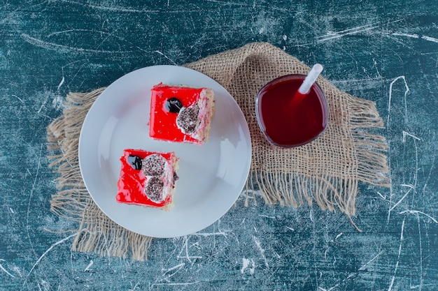 Fruchtsaft und eine Schüssel Kuchen, auf dem Hintergrund. Hochwertiges Foto