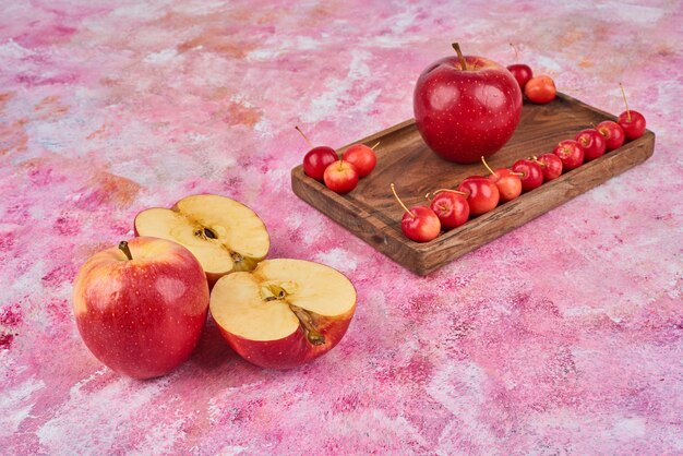 Früchte auf Holzplatte.