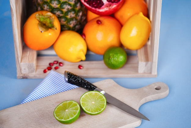 Kostenloses Foto früchte mit hackklotz und messer auf dem tisch