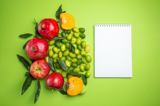 Früchte weißes Notizbuch Granatäpfel Äpfel Zitrusfrüchte Kaki