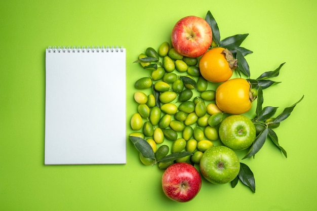 Früchte weißes Notizbuch Kaki Äpfel Zitrusfrüchte mit Blättern