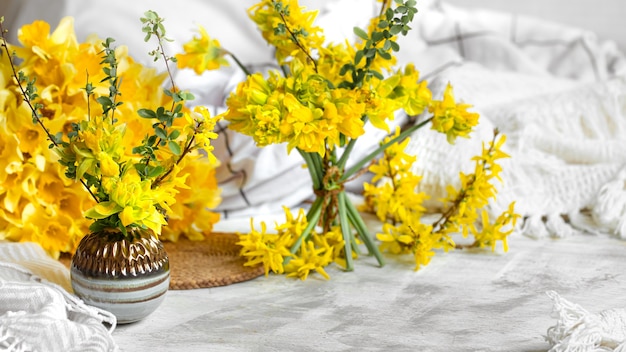 Frühlingsblumen und -blüten in gemütlicher Wohnatmosphäre. Das Konzept von Frühling und Urlaub.