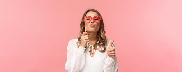 Frühlingsglück und Feierkonzept Closeup Portrait freches und kokettes attraktives blondes Mädchen