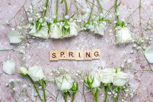 Kostenloses Foto frühlingskarte mit weißen rosen und blumen, draufsicht