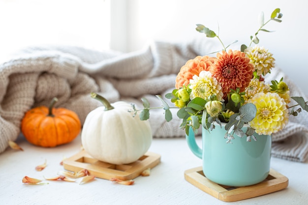 Kostenloses Foto frühlingskomposition mit chrysanthemenblüten auf unscharfem hintergrund