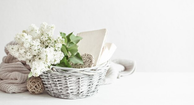 Frühlingskomposition mit lila Blumen in einem Weidenkorb. Mutter- und Frauentag. Platz für Text. Horizontale Ausrichtung. Geschenkkörbe und Blumenlieferungen