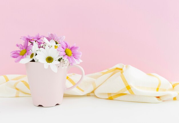 Frühlingskonzept mit schönen Blumen